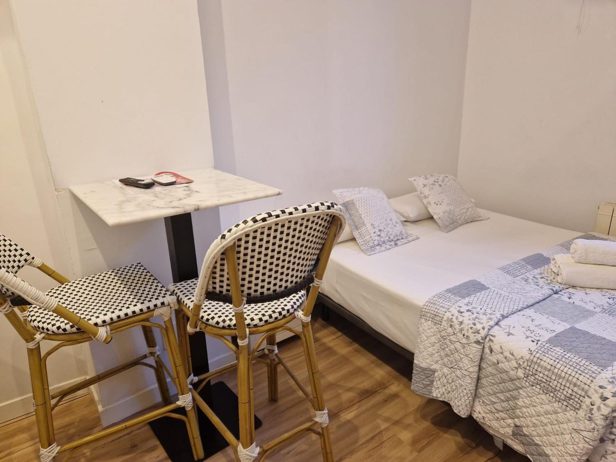 Hostal Andrea Sol Madrid Exterior photo